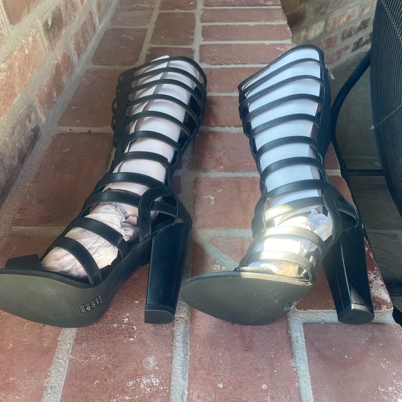 NIB Black gladiator sandals with heel - Picture 4 of 5